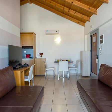 Isida Hotel Agia Marina Kültér fotó